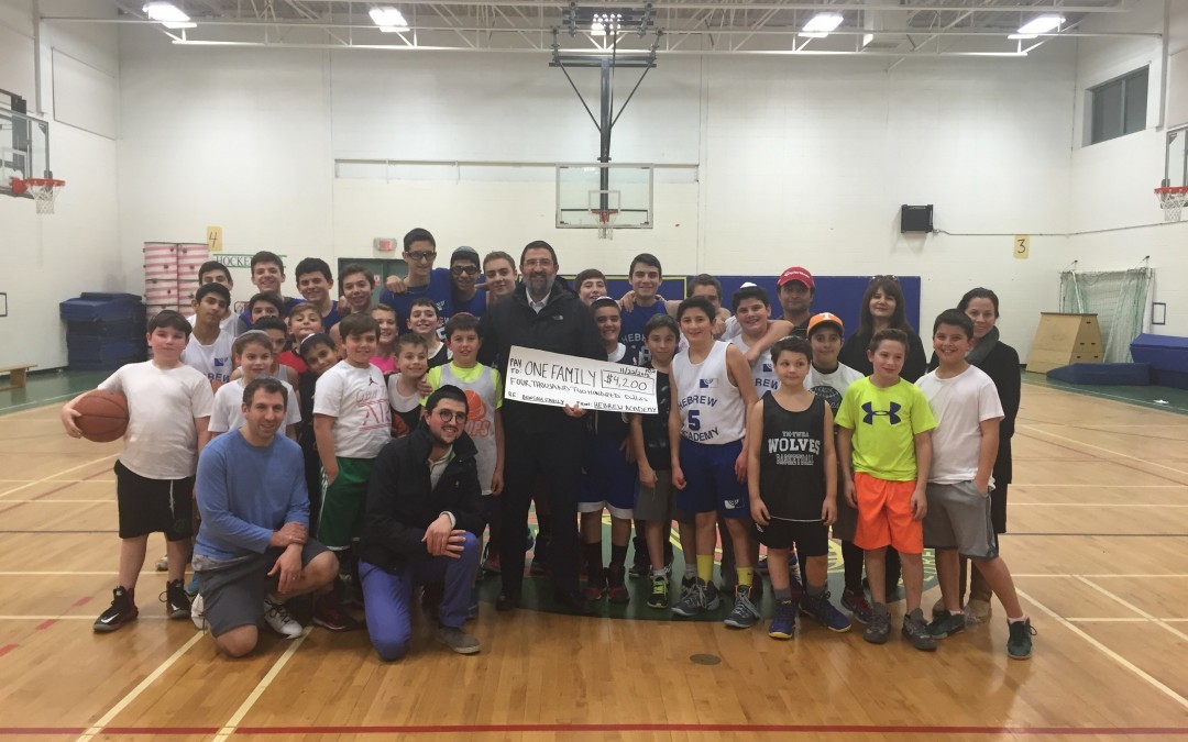 L’équipe de basketball de l’Académie Hébraïque ramasse 4 500 $ pour soutenir la famille Benitah